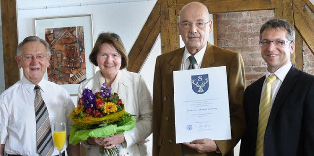 Brgermeister Jrgen Kaiser (rechts) e...rmann Schlachter (links) gratulierte.   | Foto: Ute Aschendorf