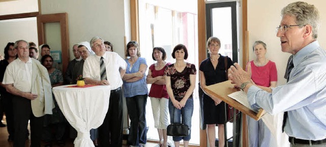 Festakt im Mehrzweckraum des Kindergartens: OB Mller am Rednerpult   | Foto: Christoph Breithaupt