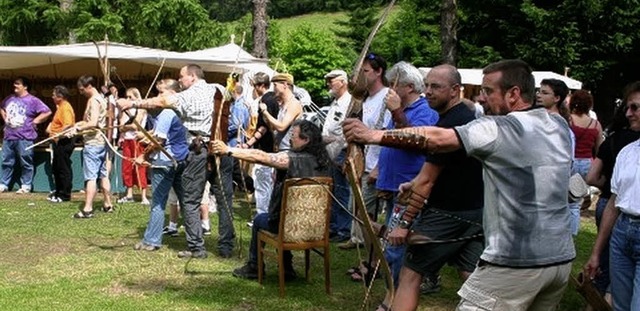 Nicht nur schauen, sondern gleich test...eder bei der Bogenmesse in Eisenbach.   | Foto: Privat