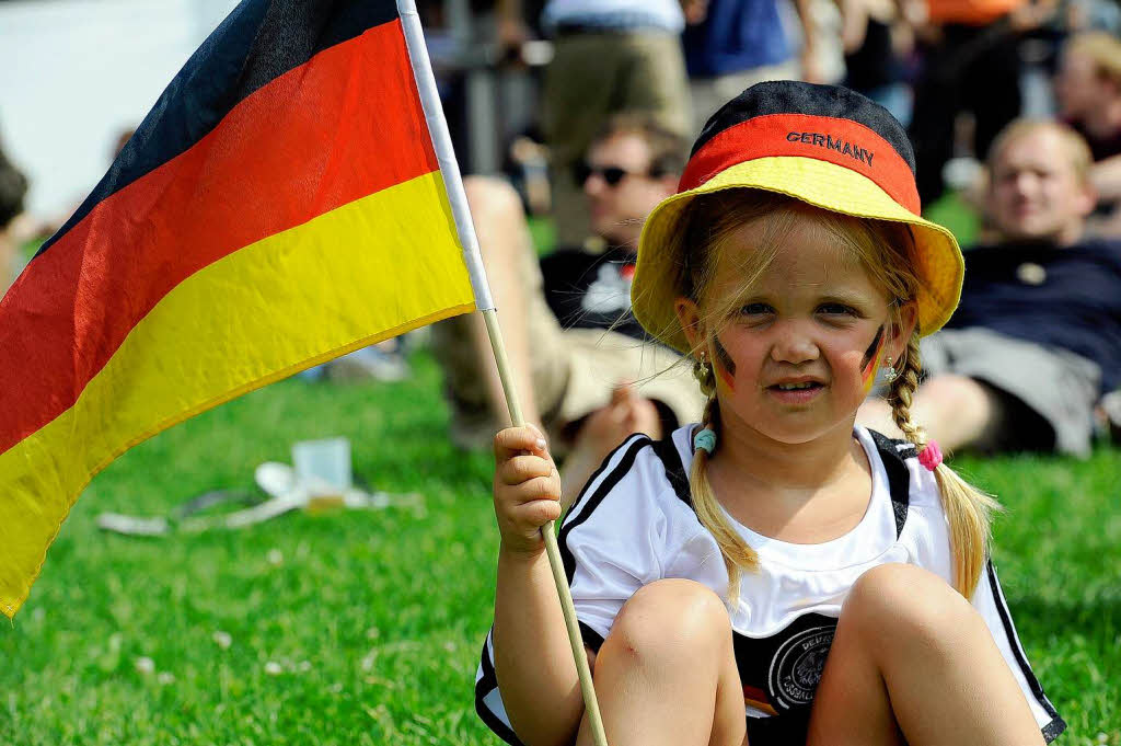 Frh bt sich: die fnfjhrige Lea-Sophie zeigt Flagge