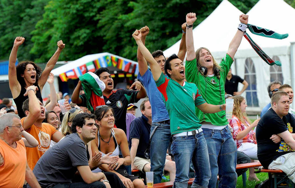 Mexikos Anhnger bejubeln den Ausgleichstreffer ihrer Mannschaft.