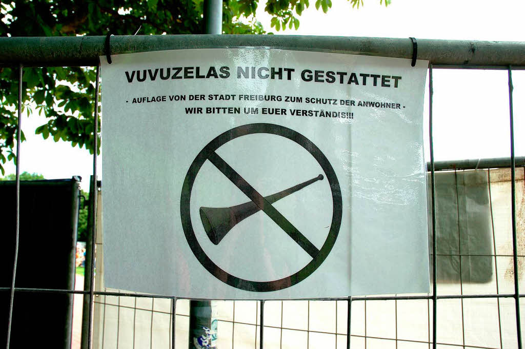 Jetzt auch im Eschholzpark: Die trtenden Vuvuzelas sind nicht zugelassen, sagt dieses Schild.