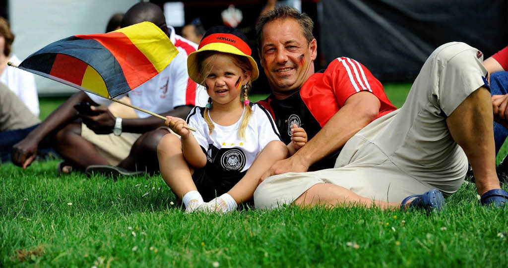 Vater Ralf und Tochter Lea-Sophie Kölsch aus Waldkirch beim Public Viewing Vater Ralf und Tochter Lea-Sophie Kölsch aus Waldkirch beim Public Viewing