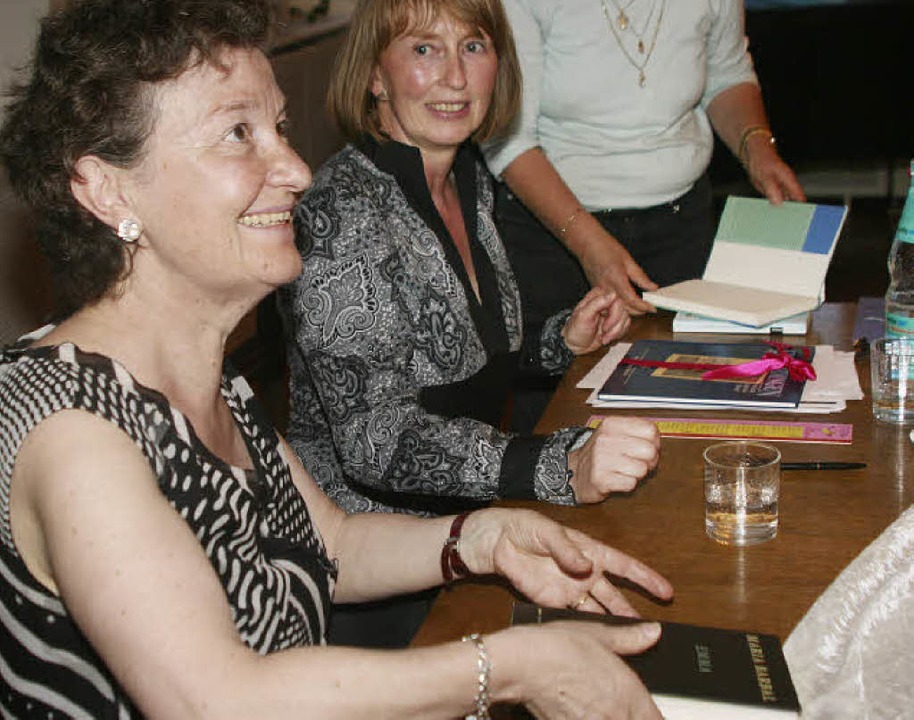 Gerne signierte Maria Barbal nach der ...rund die bersetzerin Heike Nottebaum.  | Foto: Gerda Oswald