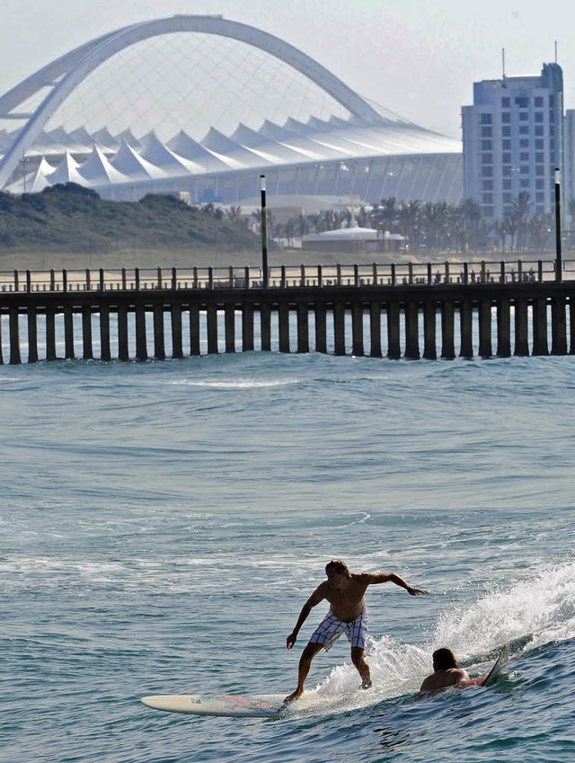 Trgerisches Bild einer heilen Fuball...r im Meer vor dem WM-Stadion in Durban  | Foto: dpa