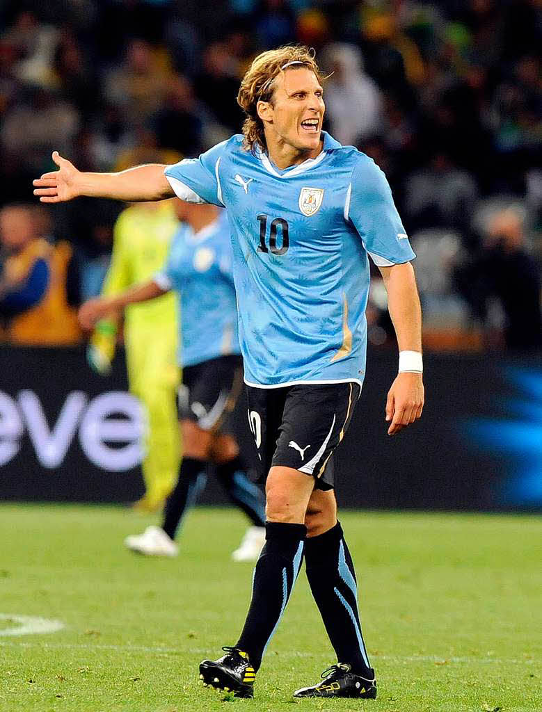 Diego Forlan wei, in welche Gasse der Ball htte kommen sollen. Jedoch – er kam nie