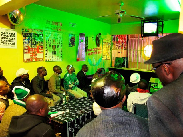 Da kam keine rechte Stimmung auf: Nige...beim 0:1 in der Tombo-Bar in Hillbrow. 