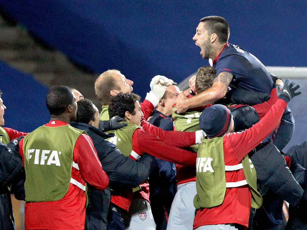 England gegen USA: Clint Dempsey ist egal, auf welche Weise sein Schsschen den Weg ins englische Tor fand.