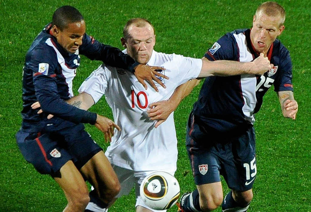 England gegen USA: Wayne Rooney allein gegen alle.