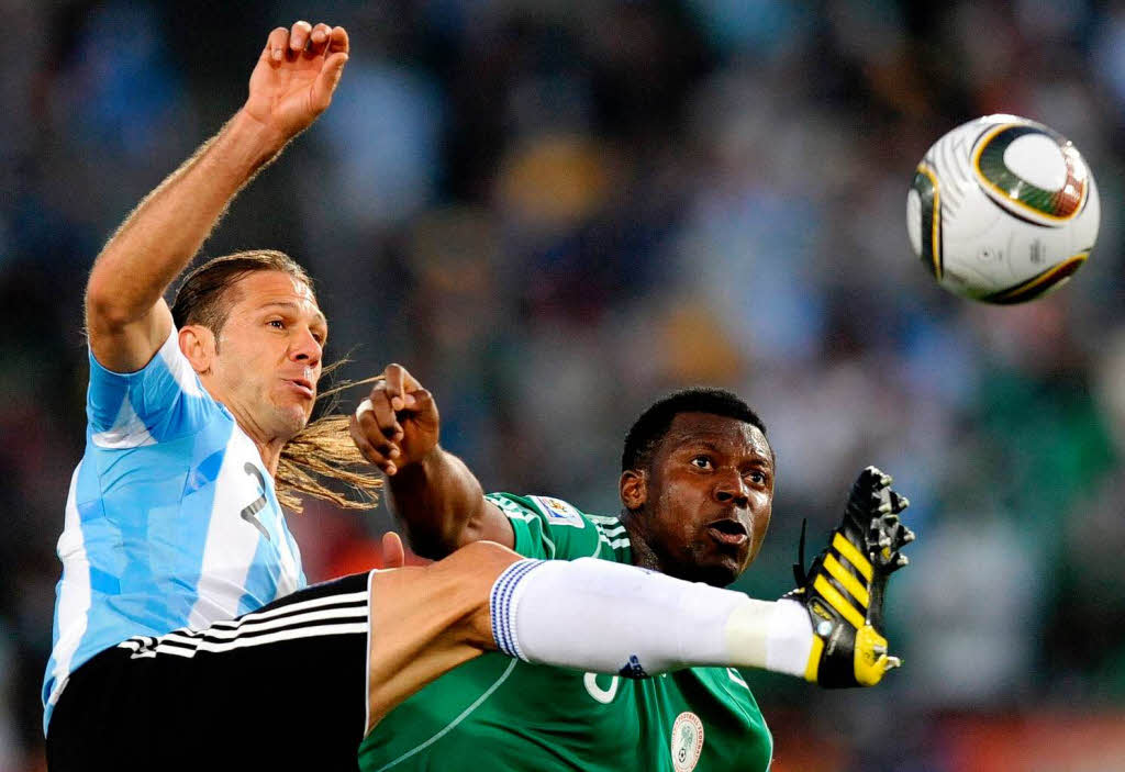 Argentinien gegen Nigeria: Bundesliga unter sich, mit Demichelis (links) und Martins.