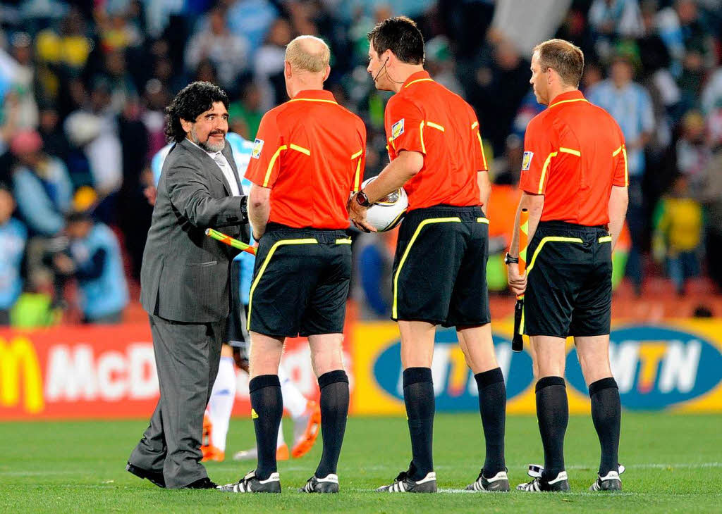 Zum Piepen: Diego Maradona im grauen Armando-Zwirn. Schon jetzt ist dies das Bild dieser WM!