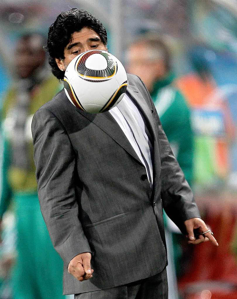 Zum Piepen: Diego Maradona im grauen Armando-Zwirn. Schon jetzt ist dies das Bild dieser WM!