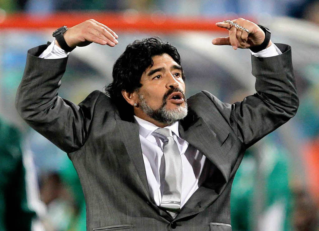 Zum Piepen: Diego Maradona im grauen Armando-Zwirn. Schon jetzt ist dies das Bild dieser WM!