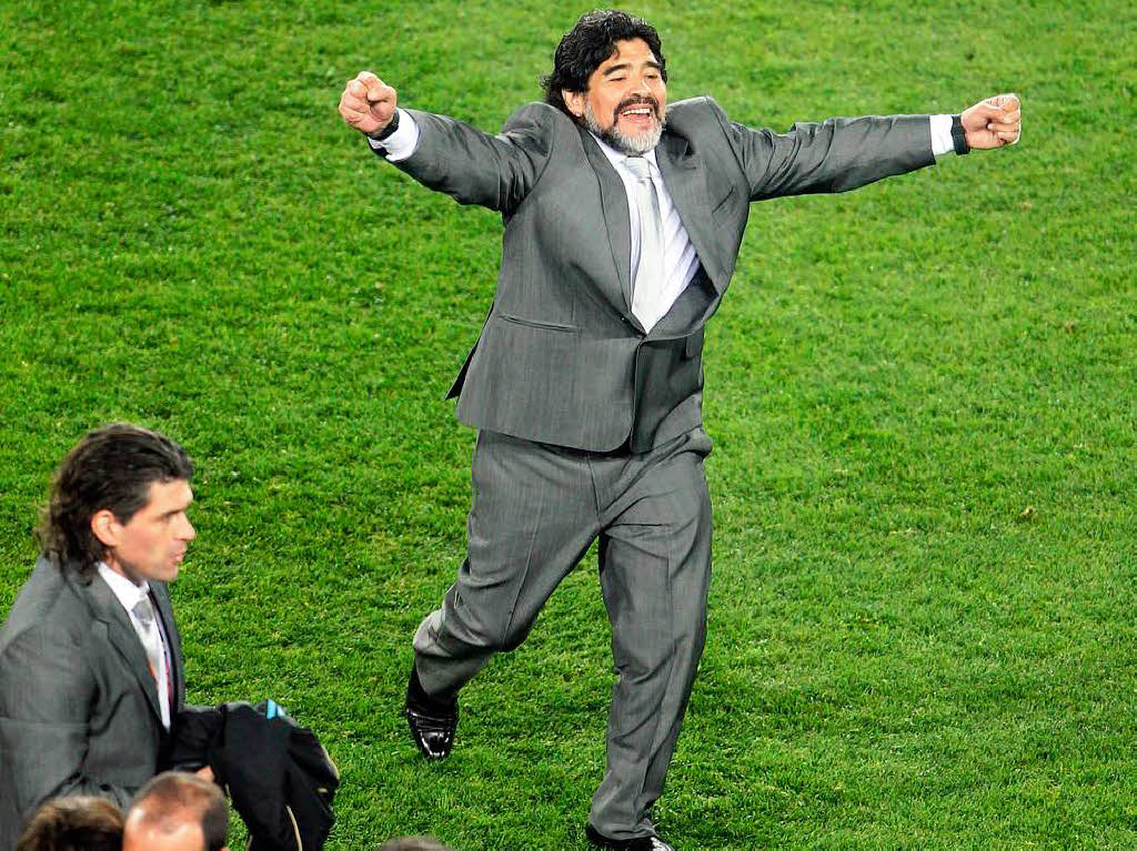 Zum Piepen: Diego Maradona im grauen Armando-Zwirn. Schon jetzt ist dies das Bild dieser WM!