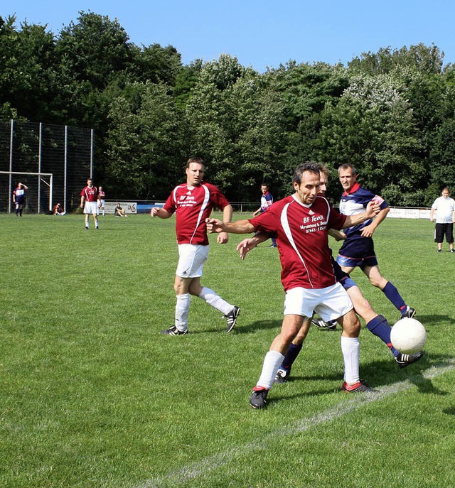 Zweikmpfe um den Ball gibt es nicht n...bei der Holzhauser Dorfmeisterschaft.   | Foto: Barbara Schmidt