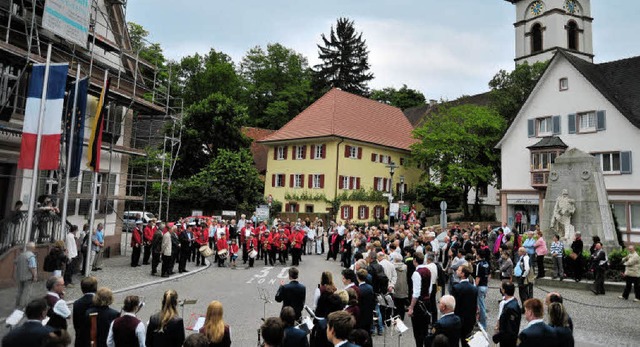 15 Jahre Patnerschaft zwischen Lentill... Feier auf dem Platz vor dem  Rathaus.  | Foto: dieter erggelet