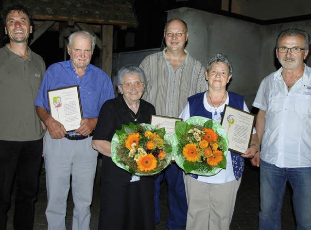 Ehrungen beim Kirchenchor Forchheim: V...sch daneben Chorleiter Armin Hmmerle.  | Foto: Roland Vitt