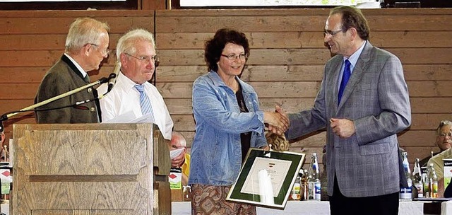 Freude bei der Vorsitzenden der Famili...gruppe Manuela Willmann ber den Preis  | Foto: Monika Korak