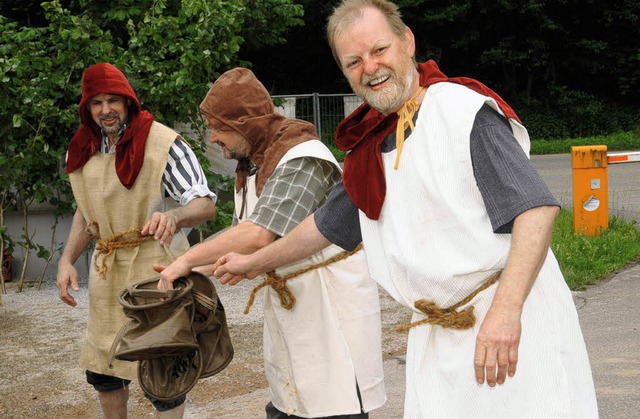 Eimerreihe: Handarbeit und Teamwork wa...s Lschen im Mittelalter gebt hatten.  | Foto: Robert Bergmann