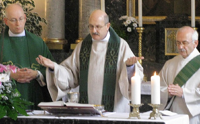 Dekan Hermann-Eugen Heckel (Mitte) bes...(links) und Diakon Hans-Georg Michel.   | Foto: michael gottstein