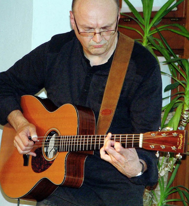 Der belgische Gitarrenvirtuose Jacques...ehus mit vielfltigen Klangstimmungen.  | Foto: Roswitha Frey