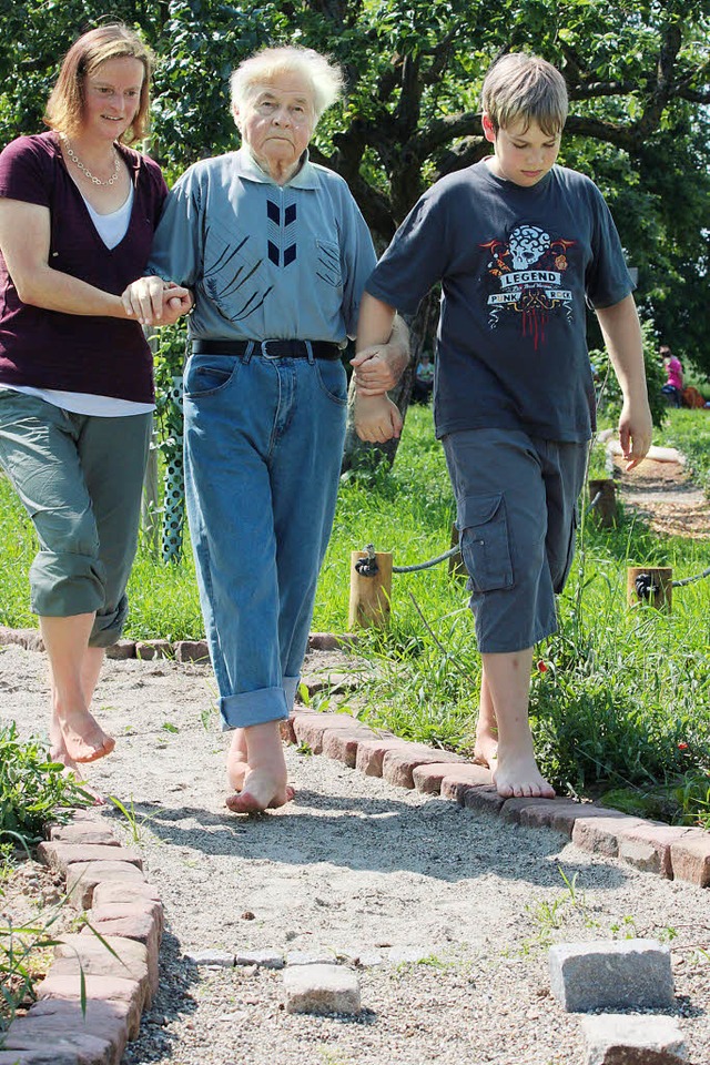 Hand in Hand und ohne Schuhe: Schleri...alten Menschen auf dem Keinschuhpfad.   | Foto: DEcoux-KOne