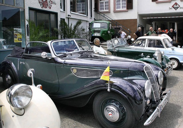 Hochpoliertes Blech und Chrom: Oldtimer am Freitag vor der Schlossbrauerei.   | Foto: Hiller