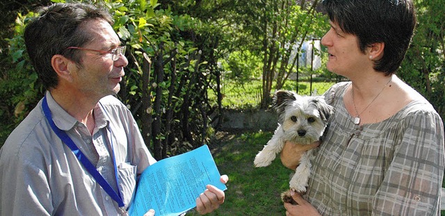 Hundezhler Heinz Klem im Gesprch mit Hundebesitzerin Marjorie Herrmann   | Foto: stadt Kehl
