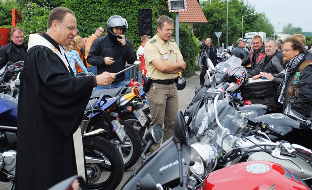 Pfarrer Ulrich Henze beim Erteilen des...obahn- und Verkehrspolizei Offenburg.   | Foto: Fotos: Robert Ullmann