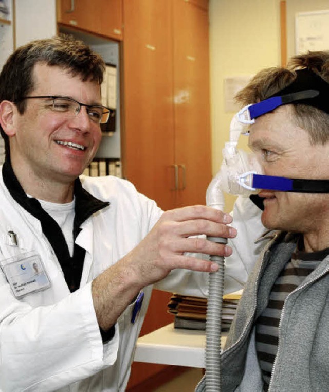 Oberarzt Wolfram Palmbach passt eine Therapiemaske an.   | Foto: BZ
