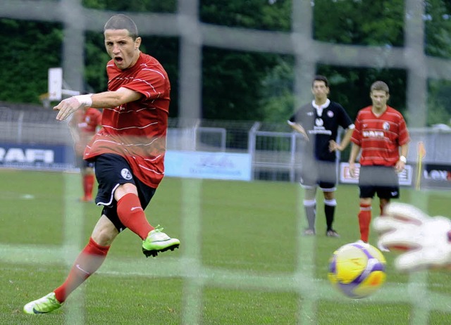 Erich Sautner verwandelt den Handelfme...Kaiserslautern. Das Spiel endete 2:2.   | Foto: Schn