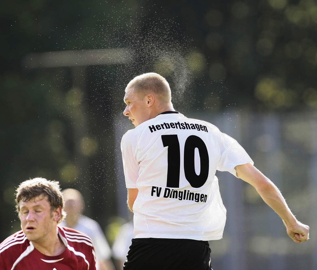 FussballFV Dinglingen vs. VfR Zusenhof... einem Kopfball mit Schweissspriztzern  | Foto: Peter Aukthun-Grmer