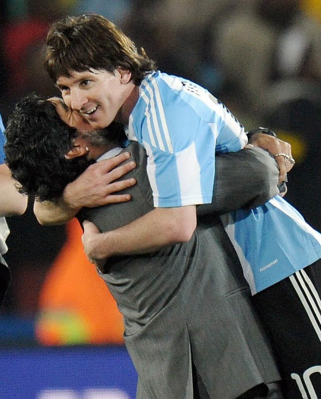 Geste mit Tragweite: Diego Maradona (links) und Lionel Messi finden zueinander.   | Foto: DPA