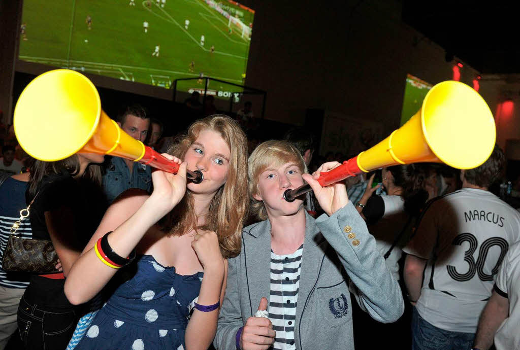 Immer noch in der Diskussion ist die Vuvuzela. Hier sind zwei Exemplare in Mnchen im Einsatz.