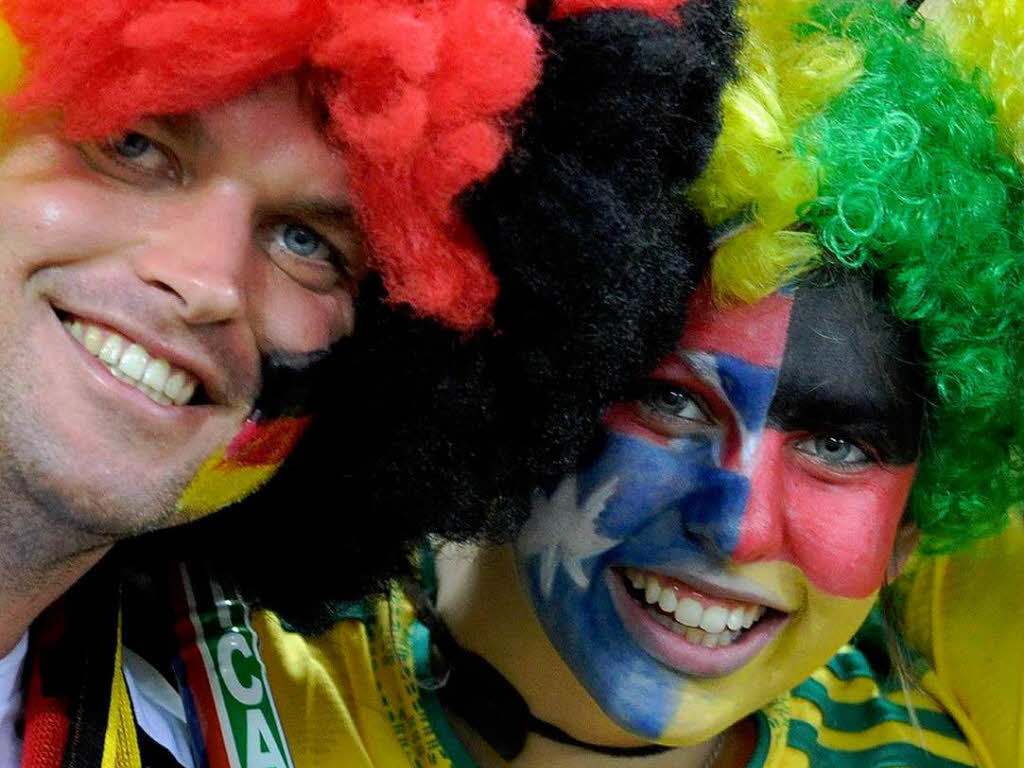 Schwarz-Rot-Bunt: deutsch-australische Fanfreundschaft in Durban.