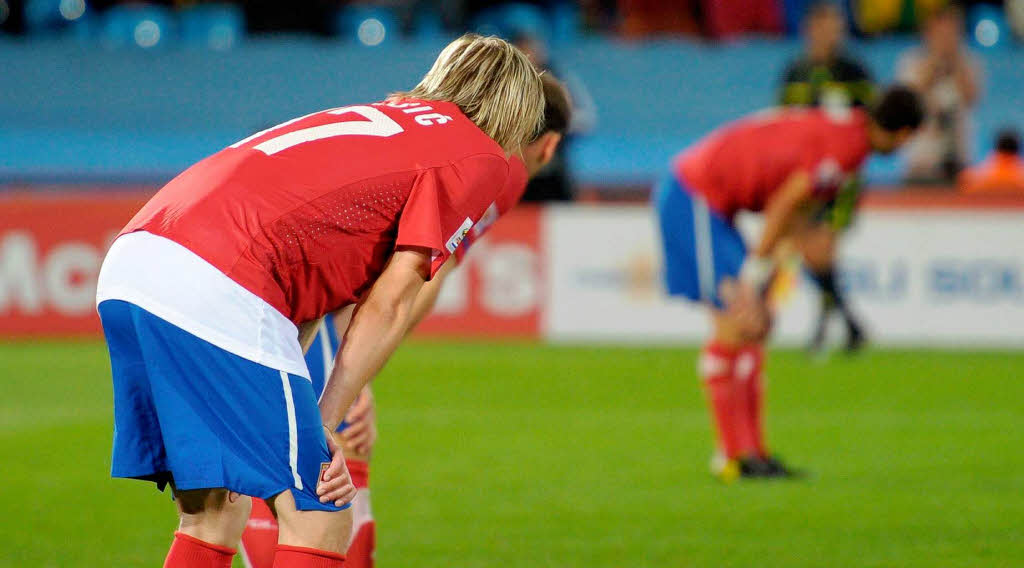 Serbiens Spieler zeigen, was „geknickt“ bedeutet.