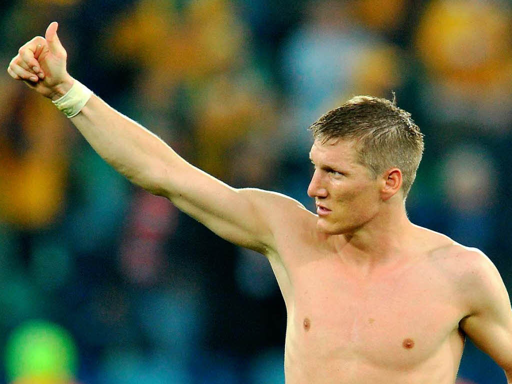 Thumbs up. Bastian Schweinsteiger.