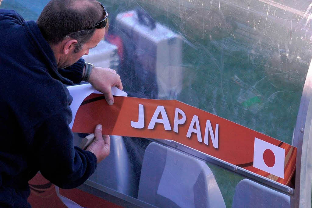 Die Vorbereitungen fr das nchste Spiel laufen: Japan gegen Kamerun. Hier wird die Spielerbank prpariert.