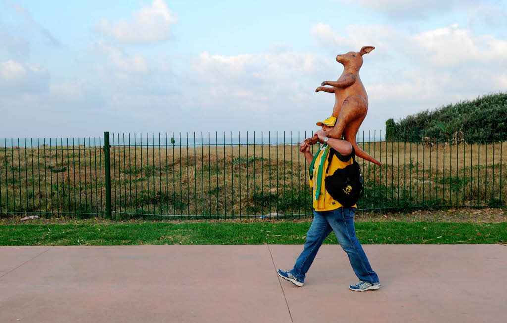 Schon auf dem Heimweg? Australischer Fan mit landestypischer Begleitung.