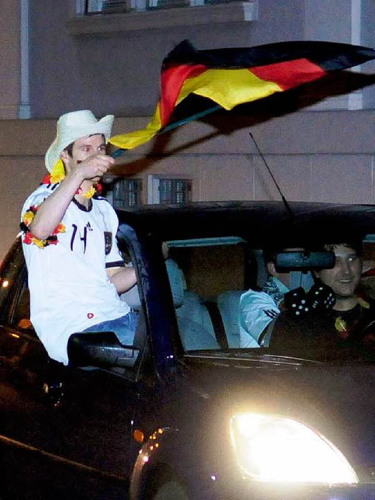 Public Viewing  in Lahr: Autokorso durch die Stadt  nach dem deutschen Sieg