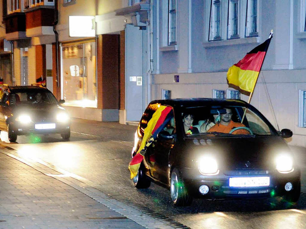 Public Viewing  in Lahr: Autokorso durch die Stadt  nach dem deutschen Sieg