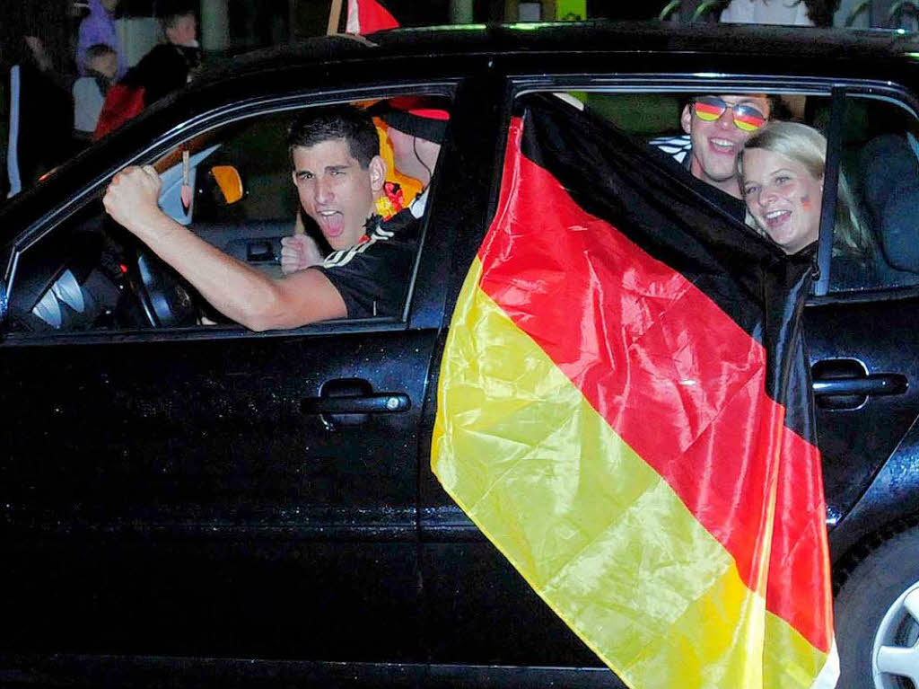 Public Viewing  in Lahr: Autokorso durch die Stadt  nach dem deutschen Sieg