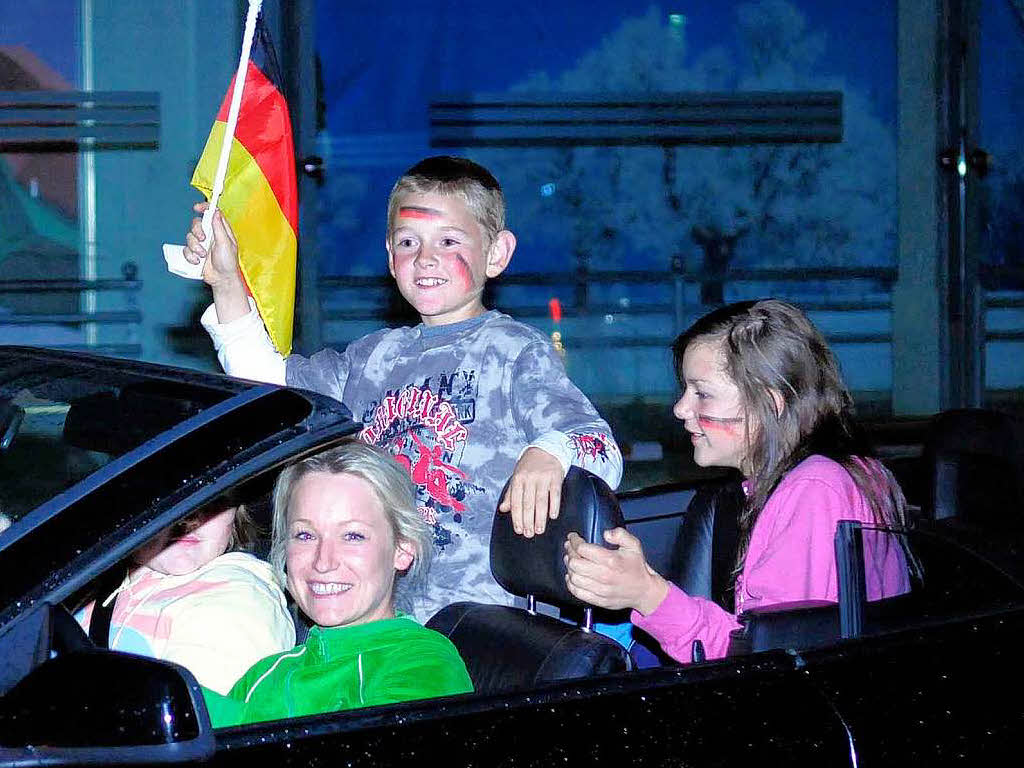 Public Viewing  in Lahr: Autokorso durch die Stadt  nach dem deutschen Sieg