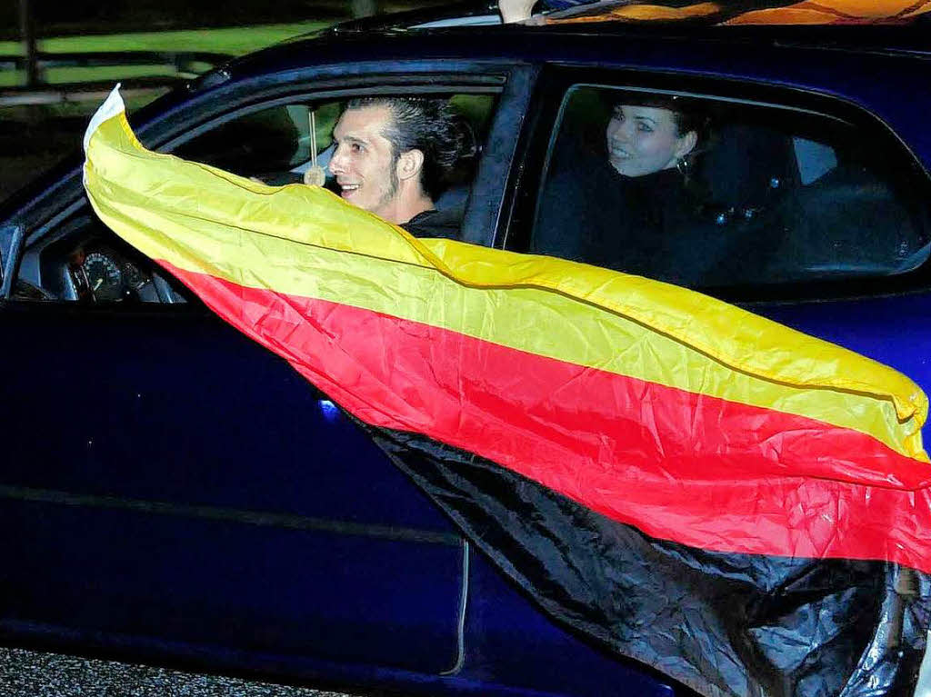 Public Viewing  in Lahr: Autokorso durch die Stadt  nach dem deutschen Sieg