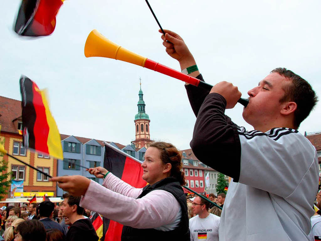 Public Viewing in Offenburg: Fahnen schwenken und Vuvuzela trten fr Deutschland:  Fans auf dem Marktplatz