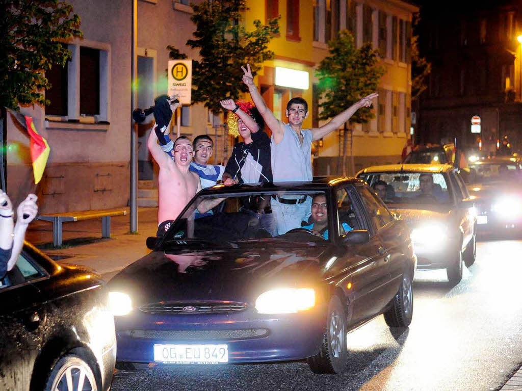 Public Viewing  in Lahr: Autokorso durch die Stadt  nach dem deutschen Sieg