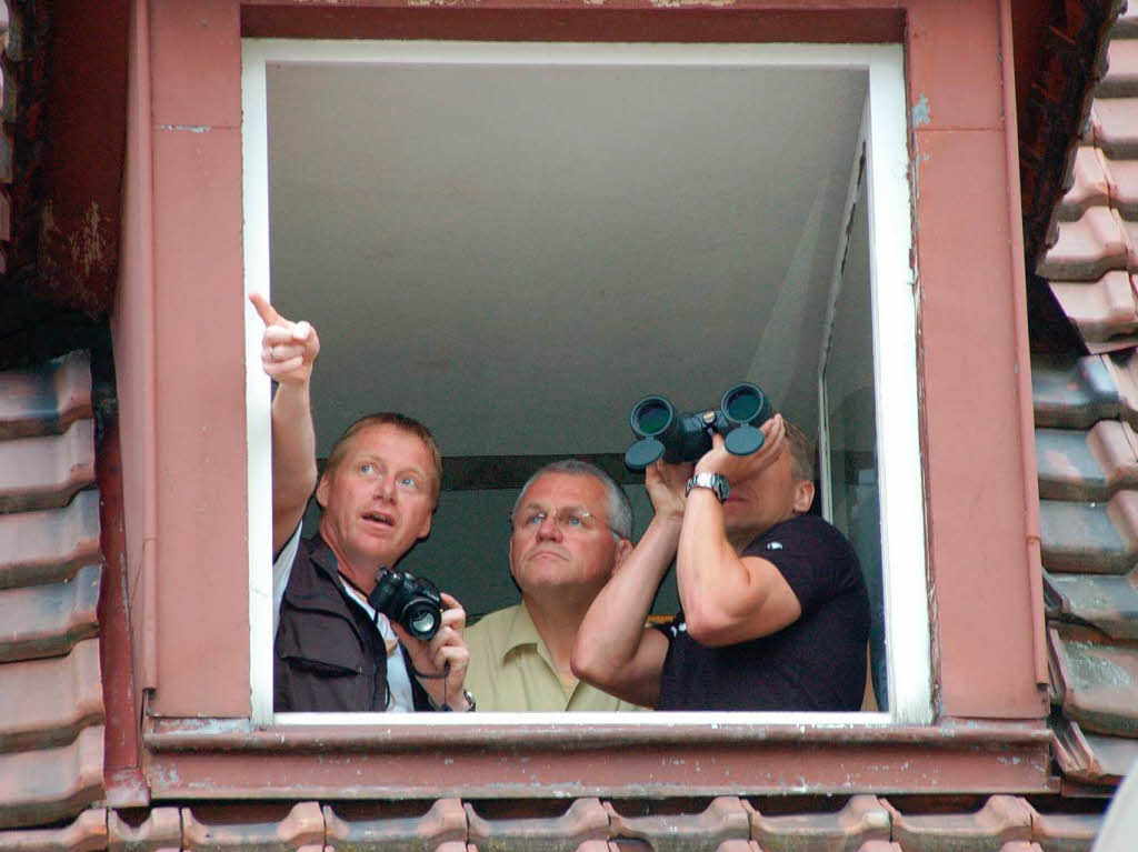Public Viewing auf dem Offenburger Marktplatz Adrian Brdle und seine Kollegen verfolgen aus einem Dachfenster aufmerksam das Geschehen in der WM-Arena auf dem Marktplatz
