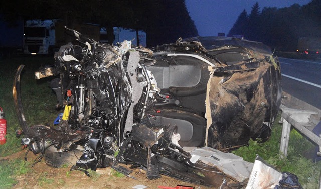 Das Wrack des auf der A5 verunglckten Fahrzeuges.  | Foto: Feuerwehr