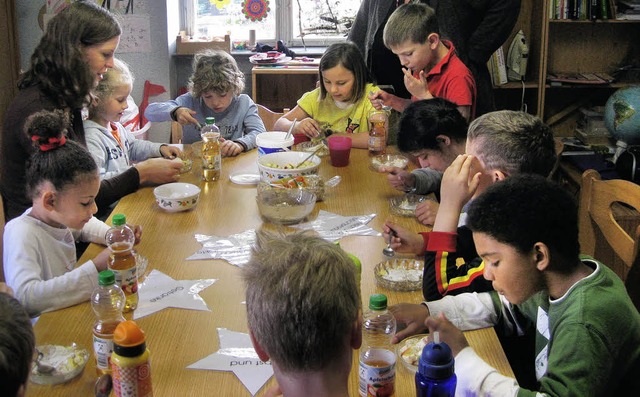 Lecker, lecker, lecker: Ein Bio-Msli ...essen, schmeckte den Kindern bestens.   | Foto: hans spengler