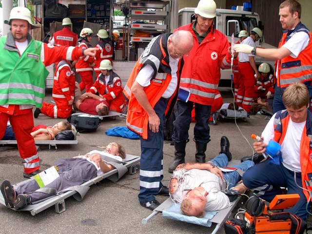 &#8222;Verletzte&#8220; und DRK-Krfte... Katastrophenschutzbung in Leiselheim  | Foto: Ilona Hge